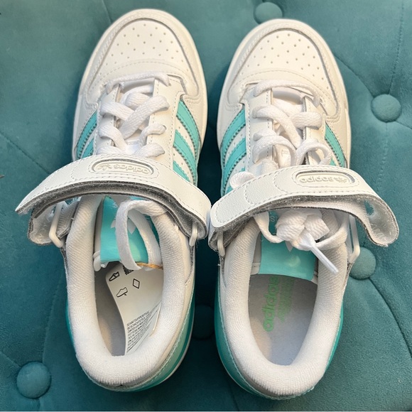 NEW Adidas Low Court women’s  size 6, with aqua stripes basketball shoe - Picture 10 of 11